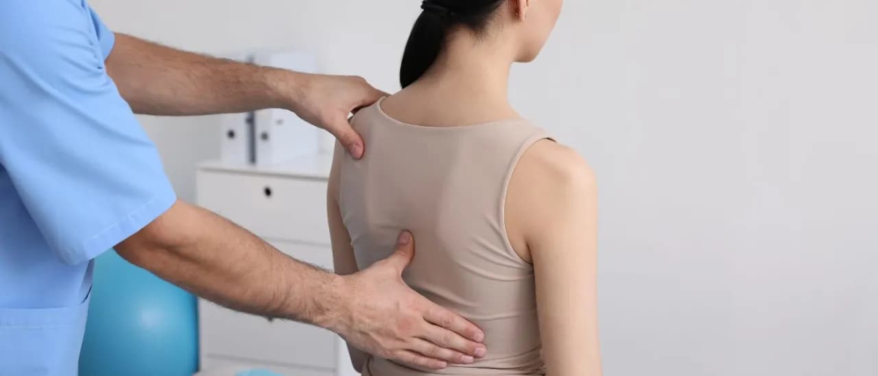 Skolioza lewostronna objawy: jak je rozpoznać i uniknąć powikłań