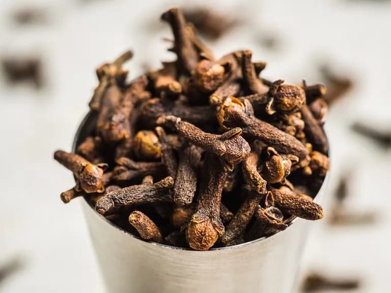 Jak stosować goździki na ból zęba, aby szybko złagodzić ból