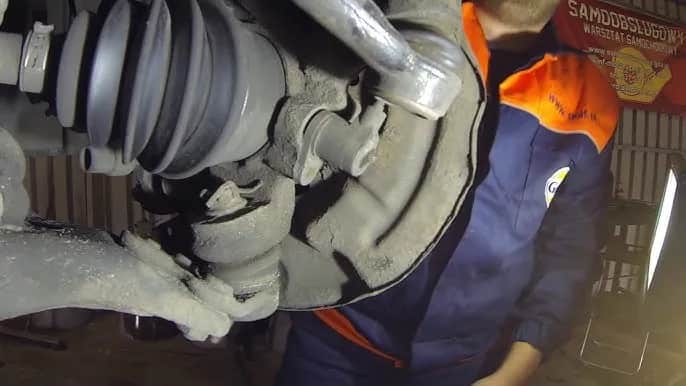 Uszkodzony wahacz objawy – jak je rozpoznać i uniknąć niebezpieczeństwa