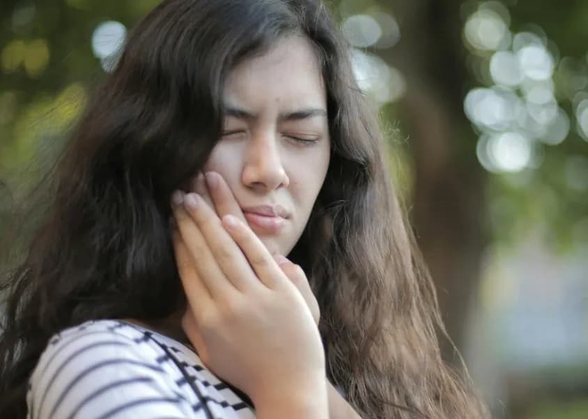 Skuteczne sposoby na ból zęba przy karmieniu piersią bez ryzyka dla dziecka